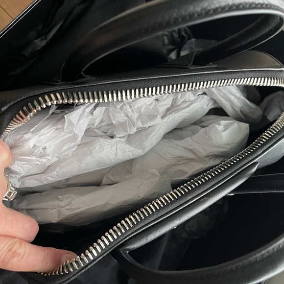 Givenchy Medium Antigona Handbag in Black - Picture 4 of 8